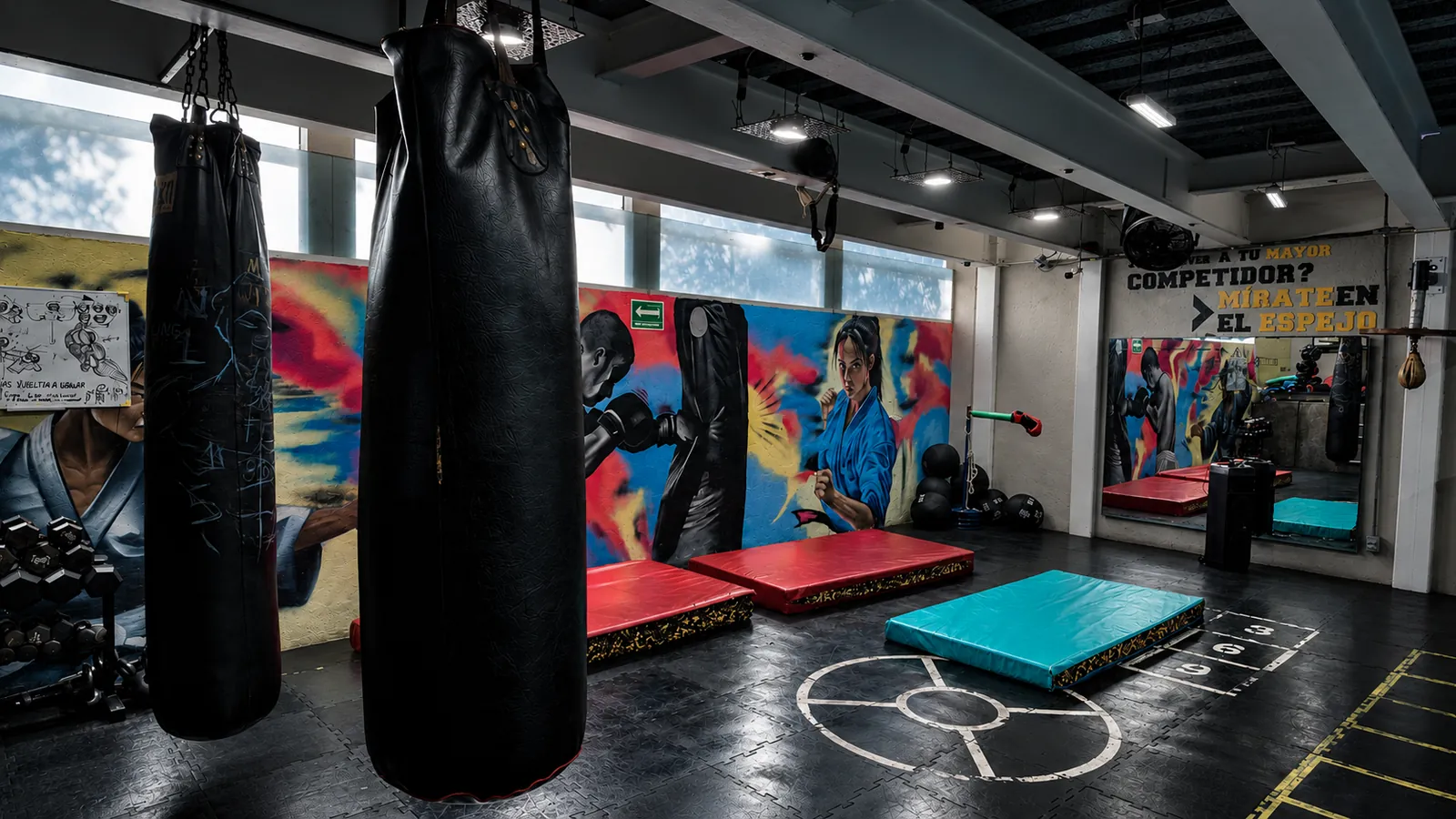 Área de box con costales y murales