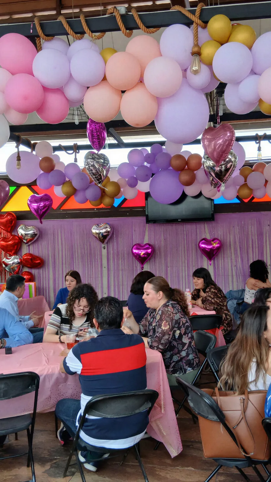 Salón de fiesta decorado con globos