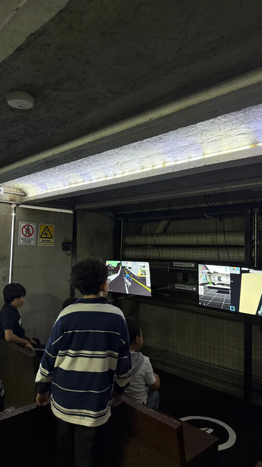 Niños jugando en el área gamer